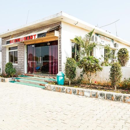 Oyo 23367 Farmsgreen Resort And Restaurant Orchha Esterno foto