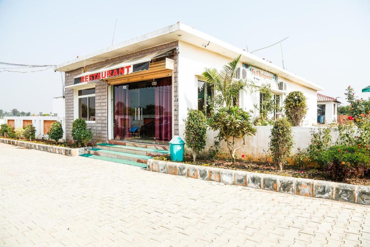 Oyo 23367 Farmsgreen Resort And Restaurant Orchha Esterno foto